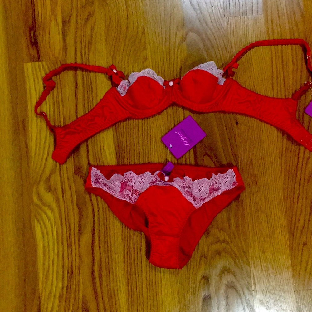 L agent red set 32A bra and size 2 bottoms NWT